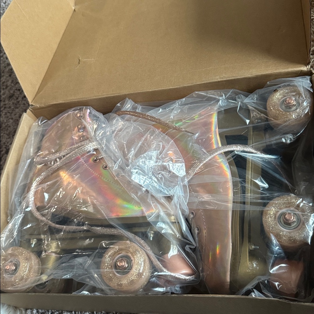 Holographic Roller Skates in Iridescent Pink Gold - Picture 4 of 5